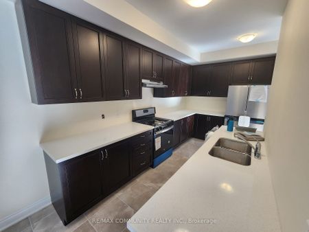 Semi-Detached Home For Lease | N8143030 - Photo 4