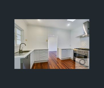 Walk to the Prince Charles Hospital, local shops, Wavell State Prim... - Photo 6