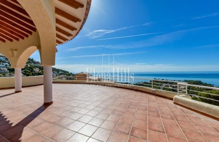 Spacious and luminous villa with private pool, jacuzzi and sea views in Altea, Alicante. - Photo 3