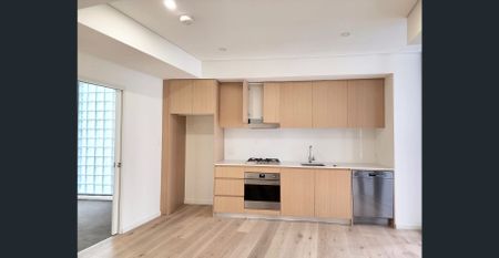 Premier Location! Large 1 Bedroom Apartment! - Photo 2