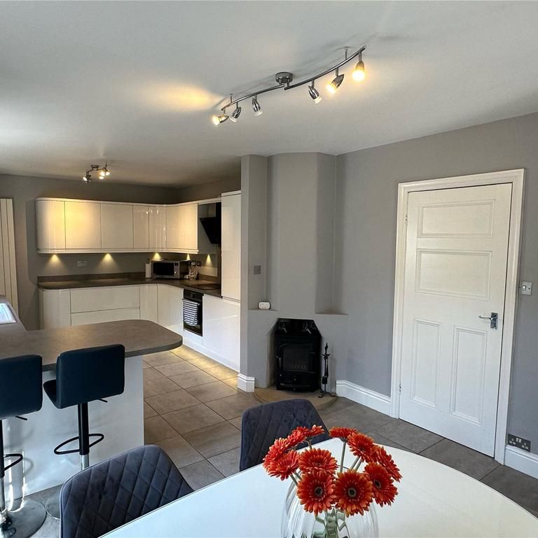 3 bedroom semi-detached house to rent - Photo 1
