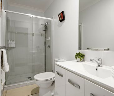 Chic Two-Bedroom Retreat in a Peaceful Location - Photo 5