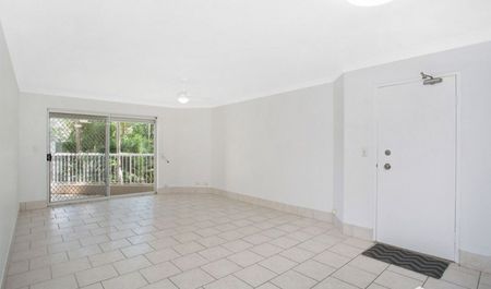 SPACIOUS 3 BEDROOM UNIT JUST MINUTES FROM SOUTHPORT CBD - Photo 4