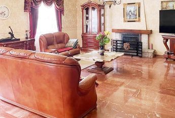 LONG TERM RENTAL. Spacious villa with 6 bedrooms for rent.