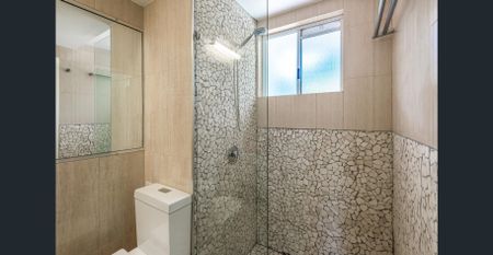 Stunning Coastal Unit in Palm Cove - Photo 2