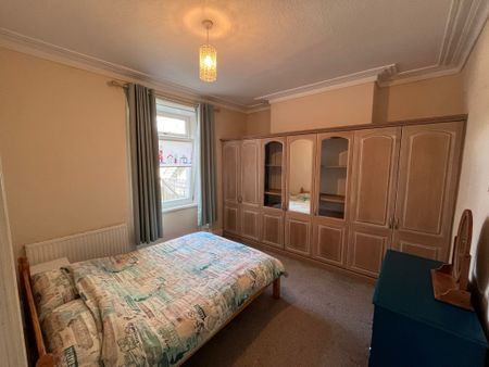 First Floor Flat, Oystermouth Road, Swansea SA1 3UJ - Photo 5