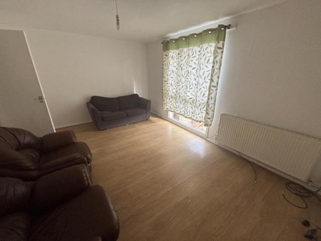 3 bedroom end of terrace house to rent - Photo 2