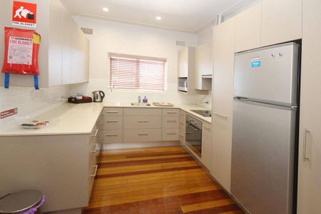 '94 FITZROY' - LARGE, FULLY FURNISHED GRAND 3 BEDROOM APARTMENT - Photo 5