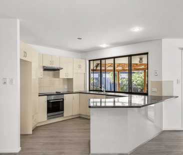 Elegant family home with swimming pool - Photo 5