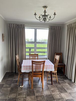 Situated in the desirable Cambridge and positioned perfectly over looking the Milan Park horse stud sits this immaculately presented four bedroom family home. - Photo 1