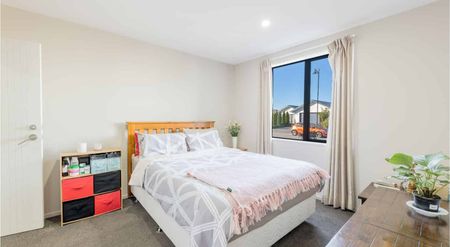 Immaculate 3 bedroom townhouse with garage! - Photo 2