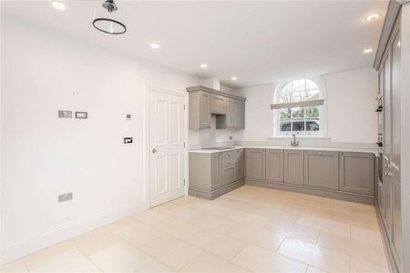 Luxury three bedroom mews house located in the heart of St Albans City centre. - Photo 4