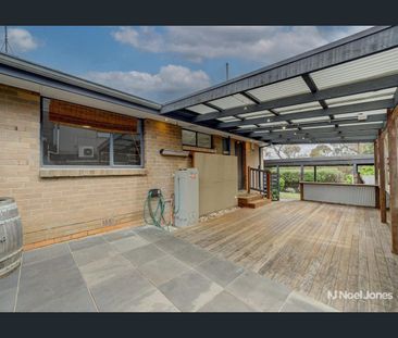 FANTASTIC FIND IN CONVENIENT LOCATION - Photo 3