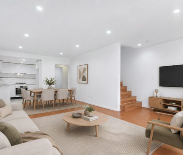 3 Bed 3-bathroom Townhouse with High Ceiling Large Lockup Garage pl... - Photo 2