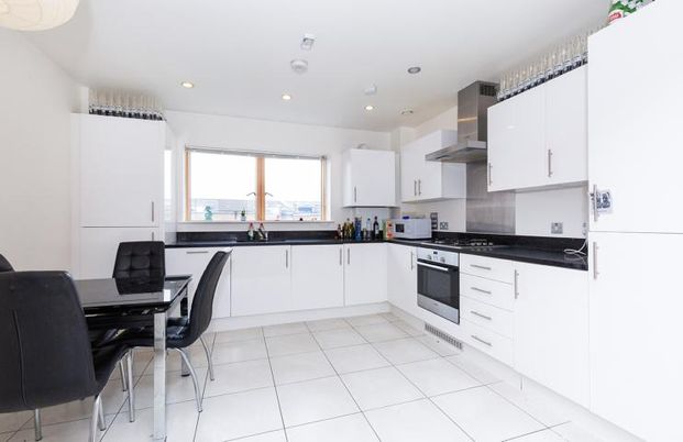 2 bed 2 bath within a modern new build minutes to a piccadilly tube line - Photo 1