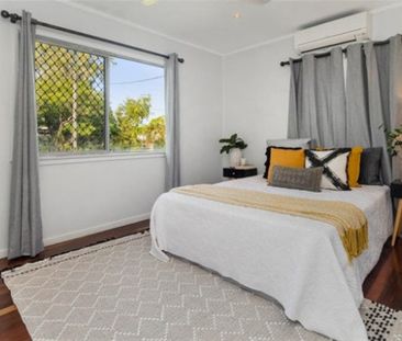 3 BEDROOM HOME IN CENTRAL LOCATION + POOL + ADDITIONAL UTILITY ROOM! - Photo 4