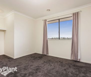 Spacious Family Living in a Prime Point Cook Location - Photo 3