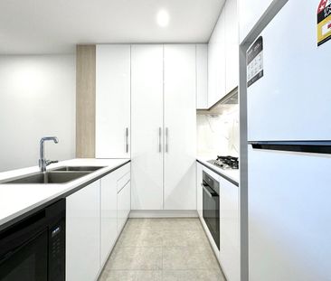 PARTLY FURNISHED SPACIOUS ONE BEDROOM APARTMENT LOCATED IN FOCUS - SOUTHBANK!!! - Photo 2
