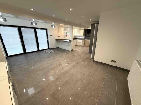 4 bedroom detached house to rent - Photo 4