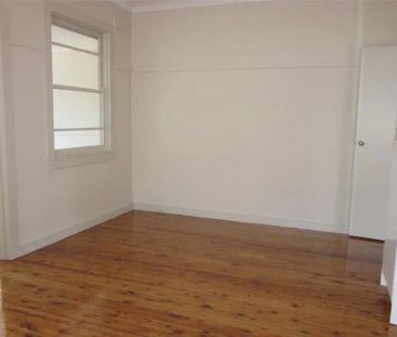 “Beautifully Renovated 3 Bedroom House” - Photo 3