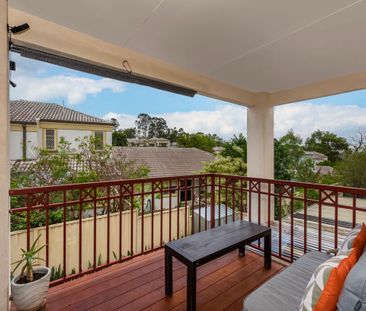 Exquisite Three Bedroom Townhouse - Photo 3