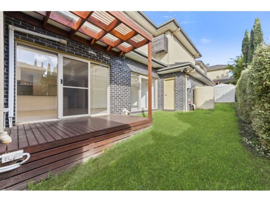 THREE BEDROOM TOWNHOUSE IN EXCELLENT LOCATION - Photo 1