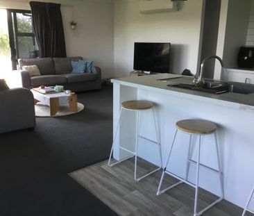 Modern family home - Photo 1