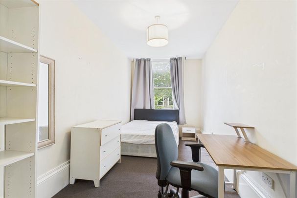 4 bedroom property to rent - Photo 1