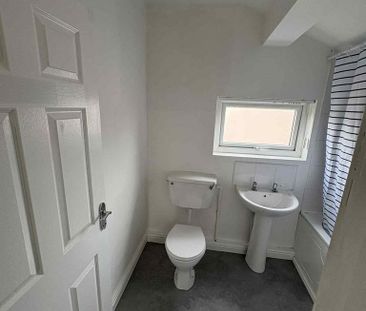 3 bedroom flat to rent - Photo 4