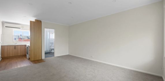 Tidy Oasis in the Heart of Elwood - Photo 2