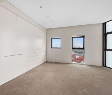 Immaculate Harbourside Living - Photo 2