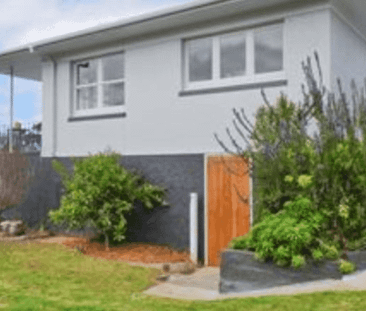 Large four bedroom home close to the hospital! - Photo 1