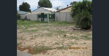 Overseas and locals all welcome. Large 3x1 house on l/up yard. gas cooker and gas hot water pets ok - Photo 4