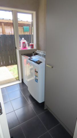 Comfortable Family Home close to everything - Photo 2