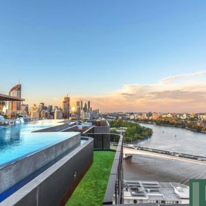 Luxury Two-Bedroom Apartment with Resort-Style Rooftop Facilities - Photo 2
