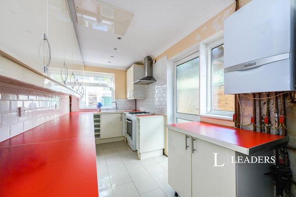 5 bedroom bungalow to rent - Photo 1