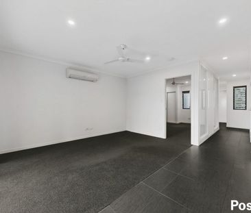 Spacious Top-Floor 1-Bedroom Apartment in Leafy Greenslopes - Photo 1