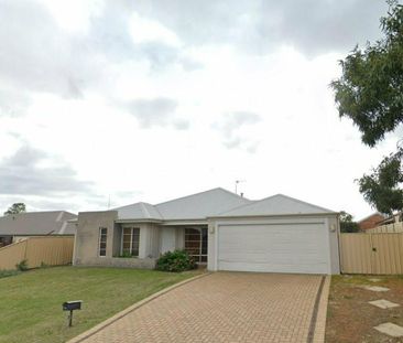 Large family home close to schools and farmers market - Photo 2