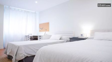 Room in a shared 1-bedroom apartment for rent in Pozuelo de Alarcón, bills included - Photo 4