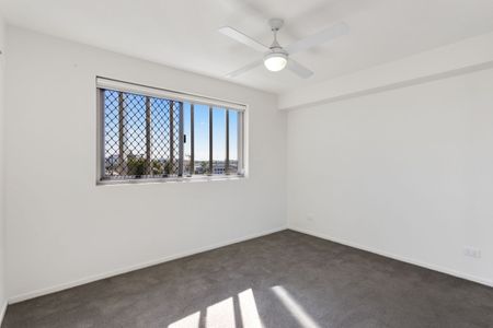 2 BEDROOM APARTMENT WITH CITY VIEWS - Photo 5