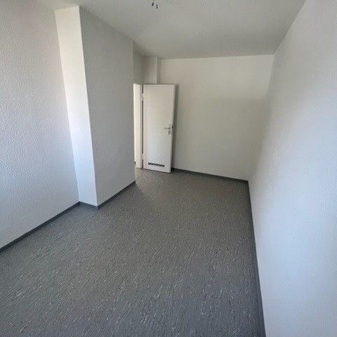 Schöne 4-Zimmer Erdgeschosswohnung mit Balkon zu vermieten - Photo 1