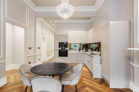 Refurbished two bedroom two bathroom flat on garden square. - Photo 5