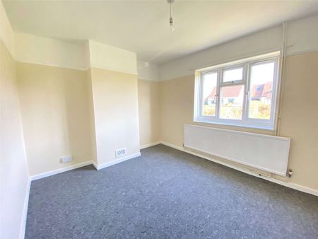 A well presented family home located in vibrant Ditton. - Photo 2