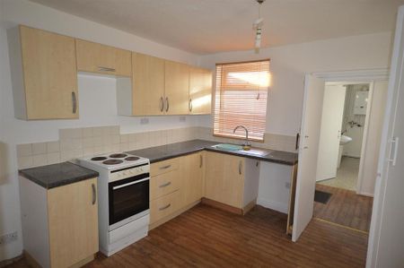 2 bedroom terraced house to rent - Photo 4