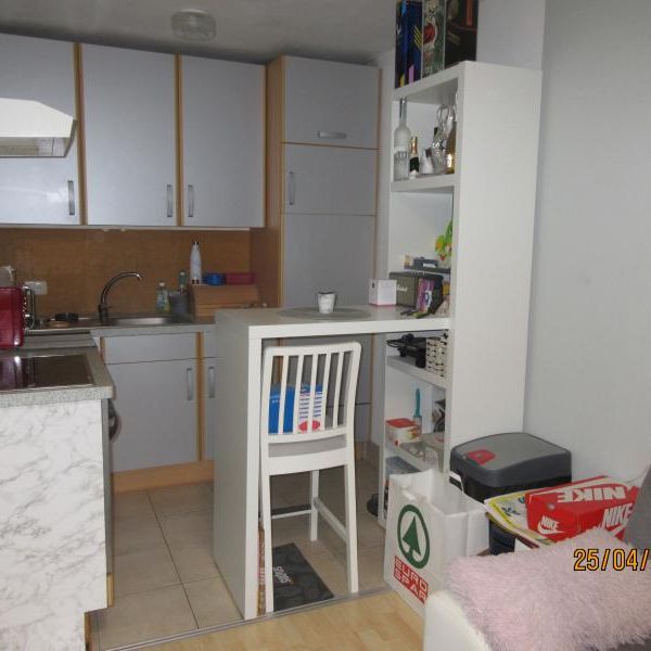 Makartstraße 8,3: Single/Paar: Schöne DG-Wohnung, 2 Zimmer, 42.06m2 WNFL und ausgebautem Spitzboden mit 35,44m2,3.Stock, Parkplätze! - Foto 1