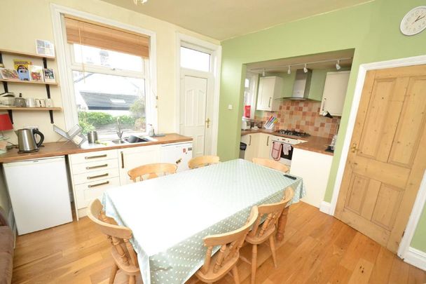 4 bedroom end of terrace house to rent - Photo 1