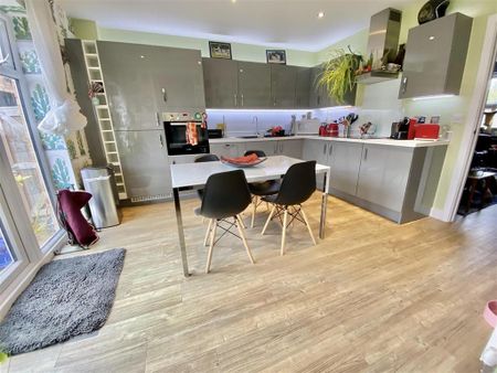 3 bedroom semi-detached house to rent - Photo 3
