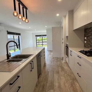 Practical 5 Bedroom Living - Photo 2