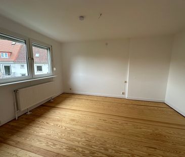 Renovierte, ruhige 3- Zi. Dachgeschoss-Altbauwohnung mit Charme und... - Photo 1