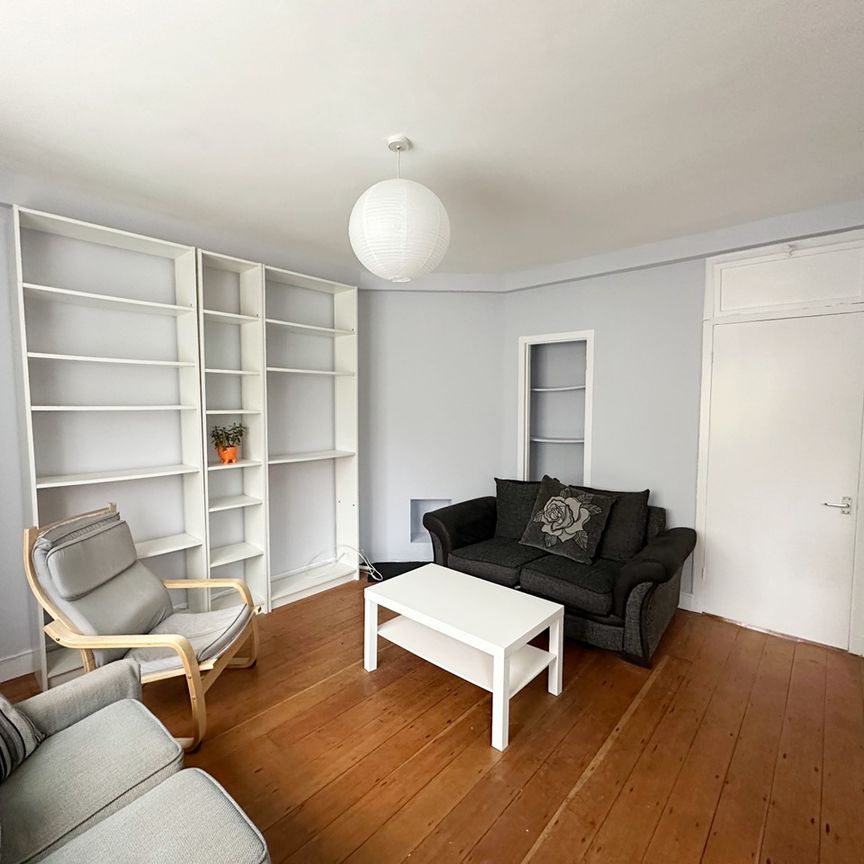 3 Bed Flat, Greenleaf Close, SW2 - Photo 1